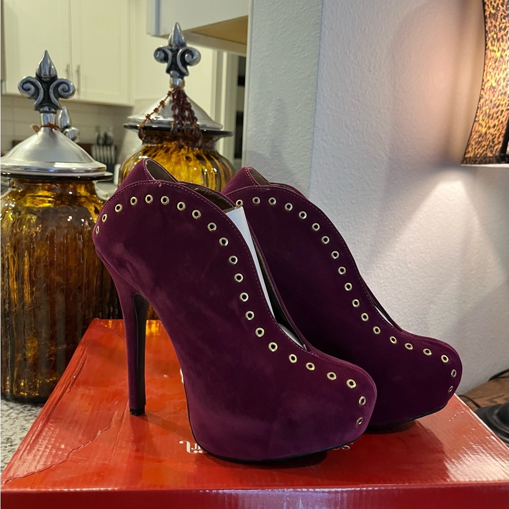 Y2K Beautiful deep purple heels with gold grommets.  Stunning! 7.5 5 inch heels.